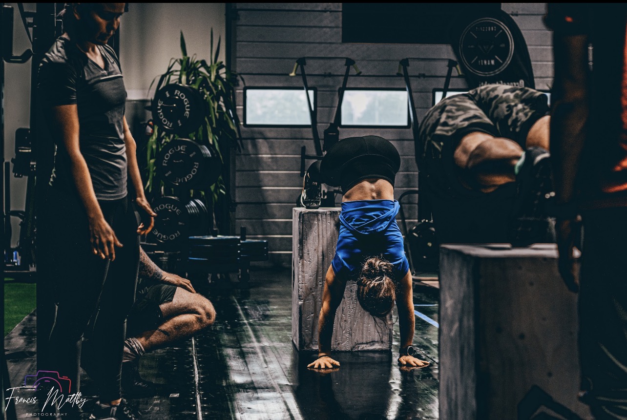 Käsilläseisontaharjoittelua CrossFit Mahdilla